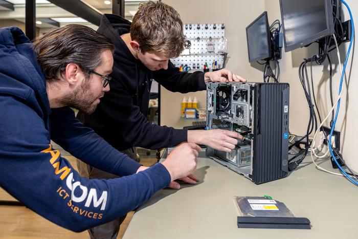 Twee collega’s bouwen een computer