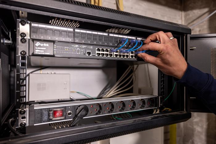 Netwerkkast met switch en bekabeling